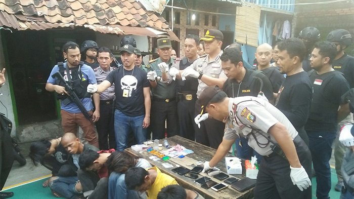 Polisi menemukan sabu seberat 64 gram dalam penggerebekan narkoba di Kampung Boncos, Kota Bambu Selatan, Palmerah, Jakarta Barat.