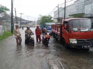 Read more about the article Bhabinkamtibmas Tegal Alur Pantau Banjir di Wilayahnya