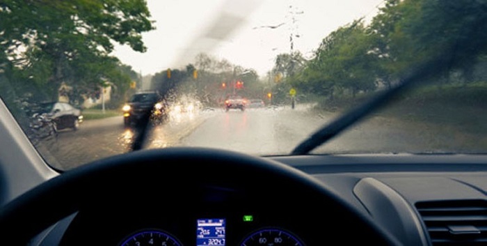 3 Tips Aman Berkendara Saat Hujan. Apa yang Harus Diperhatikan?