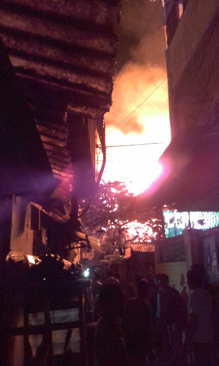 You are currently viewing Kebakaran di Jembatan Besi Hanguskan 35 Rumah