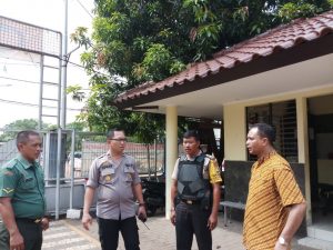 Read more about the article Antisipasi Aksi Teror Bom, Kapolsek Kembangan Tinjau Gereja
