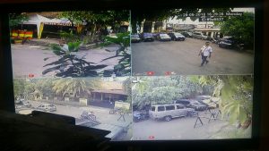 Read more about the article Polsek Palmerah Memantau Keluar Masuk Tamu Melalui CCTV