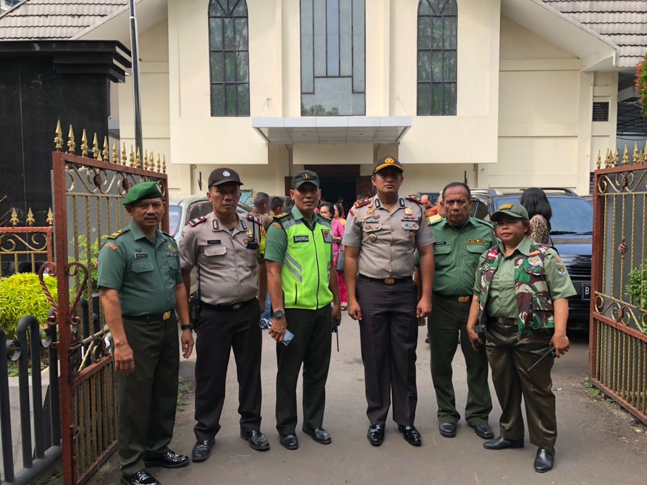 You are currently viewing Pasca Teror Surabaya, Polsek Tanjung Duren Bersama 3 Pilar Mempertebal Pengamanan Gereja Se Kec. Grogol Petamburan