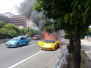Read more about the article Mobil Sport Mewah Porsche 911 Habis Terbakar di Tol Slipi, Pengemudinya Sampai Lompat