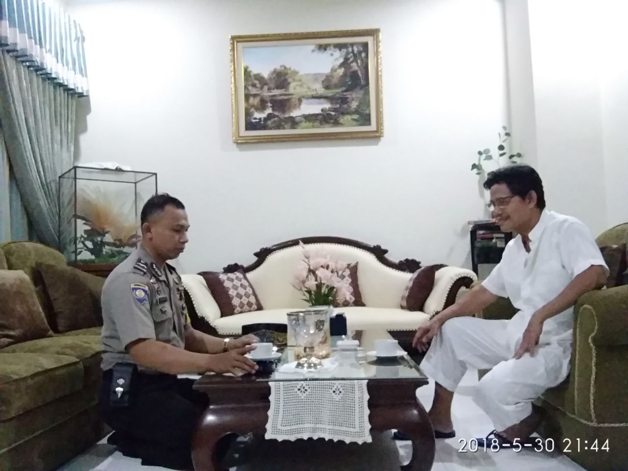 You are currently viewing Aipda Suyatno Binmas Polsek Tambora, Jalin Silahturahmi Dengan Berkunjung Ke Pemuka Masyarakat