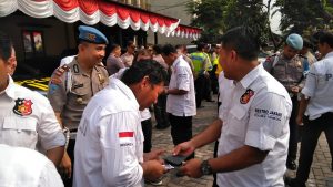 Read more about the article Cegah Pelanggaran Anggota Polri, Provost Polsek Tambora Pengecekan Aministrasi dan Kelengkapan Persorangan