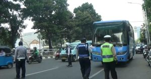 Read more about the article Izin Operasi Habis, 2 Bus Transjakarta Dikandangkan Petugas saat Razia