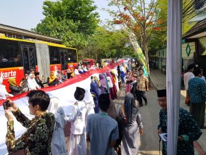 Read more about the article Bentangkan Bendera 700 Meter, Ini Pesan Wakapolres Jakbar Kepada Para Santri