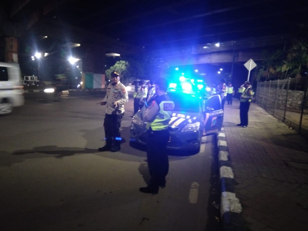 You are currently viewing Antisipasi Kejahatan Jalanan Malam Hari, Polsek Tanjung Duren Gelar Patroli Gabungan