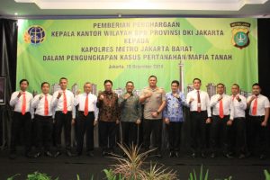 Read more about the article Sukses perangi mafia tanah dan premanisme, Polres metro jakbar Terima penghargaan dari kepala BPN provinsi DKI Jakarta
