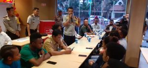 Read more about the article Polsek Cengkareng bersama 3 Pilar Adakan Tatap Muka dan Makan Bersama dengan Para Mahasiswa STT PLN Pengiriman Provinsi Papua