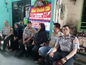 Read more about the article Kapolsek Tanjung Duren Takziah ke Rumah Duka Anggota Citra Bhayangkara
