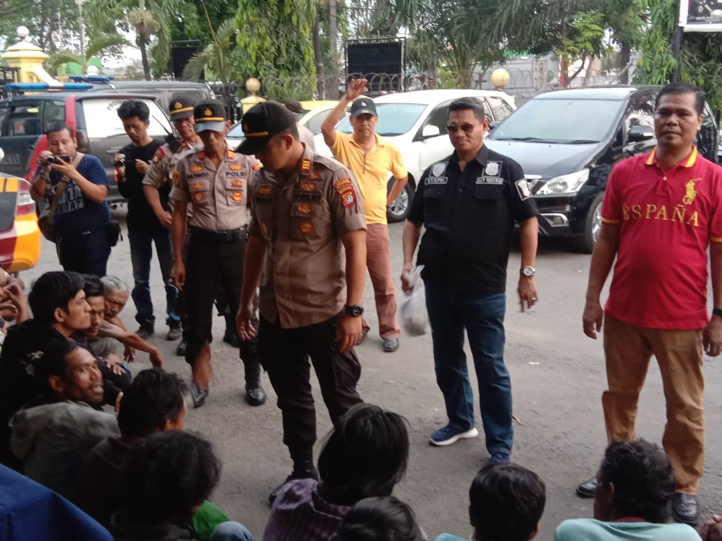 You are currently viewing Polsek Kalideres Amankan Puluhan Preman Yang Kerap Melakukan Aksi Pungutan Liar Terhadap Supir Truck di Daan Mogot Jakarta barat