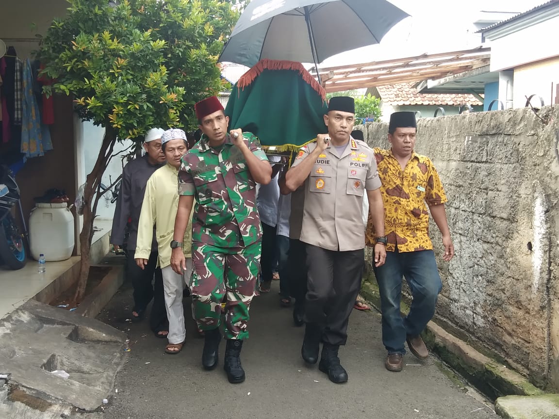 You are currently viewing Kapolres Jakbar dan Dandim 0503 Jb Bopong Jenazah Ketua MUI Jakarta Barat