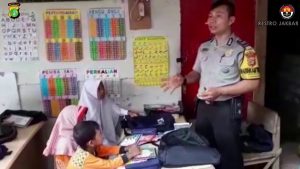 Read more about the article Kisah Insfiratif Anggota Bhabinkamtibmas Mengajar Mengaji kepada Anak Putus Sekolah