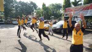 Read more about the article Jaga Pola Hidup Sehat, Polsek Kalideres Adakan Senam AW S3 dan Jalan Santai