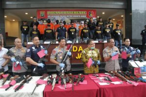 Read more about the article 6 pelaku Kepemilikan Senjata Api Ilegal Diamankan, Puluhan Ribu Peluru Di sita Petugas