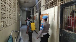 Read more about the article Cegah Penyebaran Virus Covid 19, Rutan Polres Metro Jakarta Barat Di semprot Cairan Disinfektan dan Rutin pemberian Vitamin Tahanan