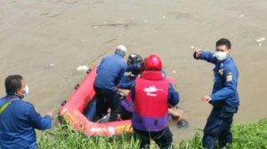 Read more about the article Berenang Di Banjir kanal Barat Seorang Remaja Tewas