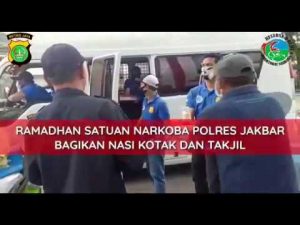 Read more about the article Ramadhan, satuan Narkoba Polres Jakbar Bagikan Nasi Kotak Dan Takjil