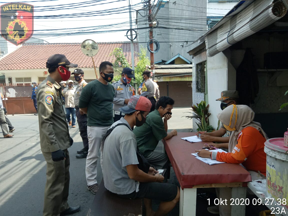 You are currently viewing Ops Yustisi di Duri Selatan Tambora, Petugas Tindak 17 Pelanggar prokes