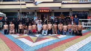 Read more about the article Team Pemburu Preman Polres Jakbar Bubarkan Tawuran Di Kebon Jeruk Jakarta Barat, 13 Pemuda dan Senjata Tajam Diamankan