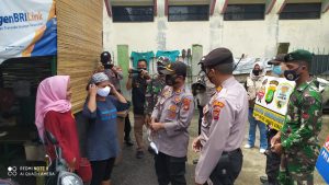 Read more about the article Cegah Penyebaran Covid-19, Polres Metro Jakarta Barat Bagikan 500 masker Gratis