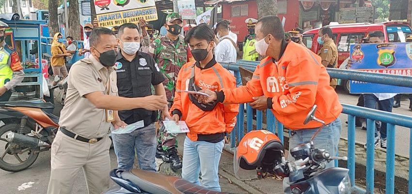 Jakarta Bermasker, Tiga Pilar Grogol Petamburan Bagikan Masker gratis Di Terminal Bus Grogol