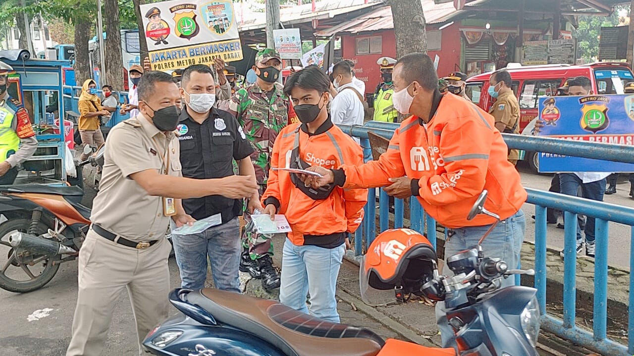 Read more about the article Jakarta Bermasker, Tiga Pilar Grogol Petamburan Bagikan Masker gratis Di Terminal Bus Grogol