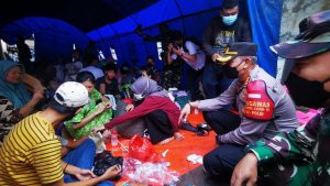 Read more about the article Kapolres Metro Jakbar dan Dandim 0503 JB Beri Bantuan & Trauma Healing Korban Kebakaran di Tamansari