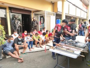 Read more about the article Jelang Hari Raya idul fitri, Polisi Grebek Kampung Ambon Puluhan Orang Hingga Narkoba dan Sajam Diamankan