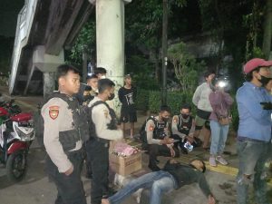 Read more about the article Tim Patroli Perintis Presisi Polres Metro Jakarta Barat Bantu Warga Alami Lakalantas
