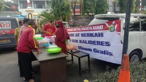 Read more about the article Jumat Berkah, Polsek Kalideres Bagikan 200 Makanan Siap Saji Untuk Masyarakat