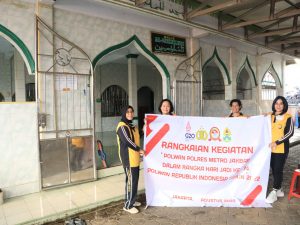 Read more about the article Menyambut Hari Jadi Polwan Ke 74, Polwan Polres Metro Jakarta Barat Gelar Bakti Religi Bersih Bersih Rumah Ibadah