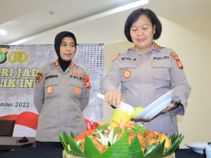 Read more about the article Polwan Polres Metro Jakarta Barat Rayakan Hari Jadi Ke 74 Dengan Potong Nasi Tumpeng