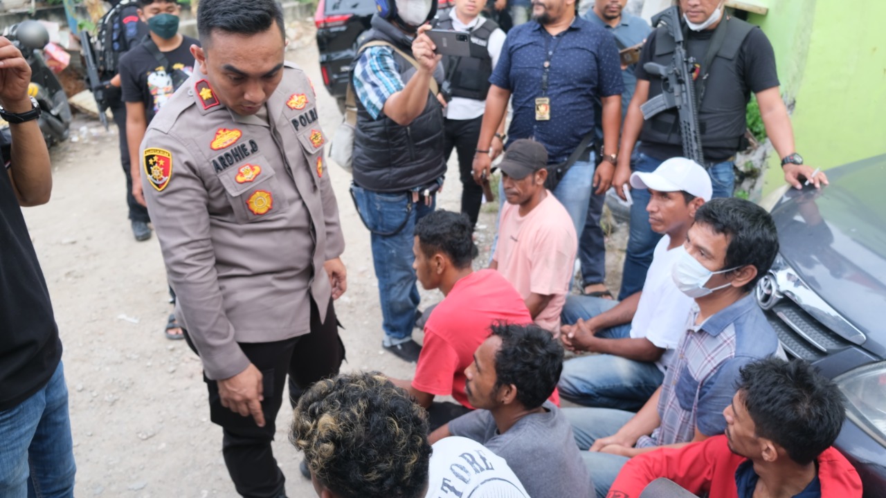 You are currently viewing Polisi Kembali Grebek Kampung Ambon, 8 orang Berikut Barang Bukti Narkoba Di Amankan