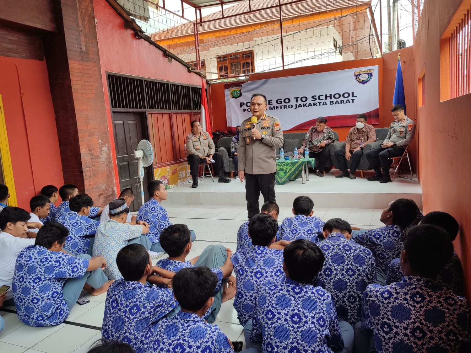 Read more about the article Police Go To School, Kombes Pol Pasma Royce Beri Edukasi Pelajar sekolah Bhara Trikora Cegah Tawuran Antar Pelajar