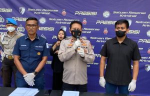 Read more about the article Sedang Asyik Main HP Diatas Motor, Seorang Remaja Di Kebon Jeruk Jadi Sasaran Jambret, Polisi Amankan 2 Pelaku