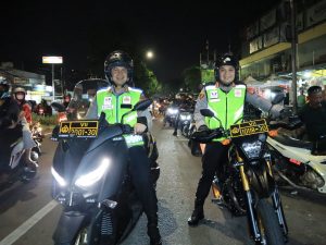 Read more about the article Ciptakan Harkamtibmas Kondusif, Kombes Pol Pasma Royce Pimpin Patroli Sepeda Motor Dan Sambang Warga Di malam hari