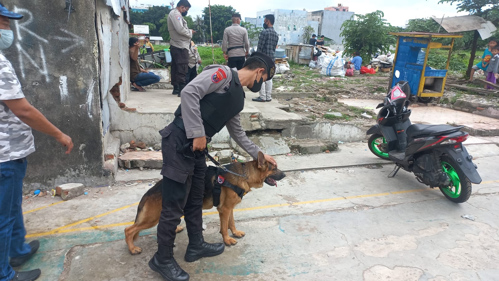 Read more about the article Grebek Kampung Boncos, Polsek Palmerah Terjunkan Anjing Pelacak