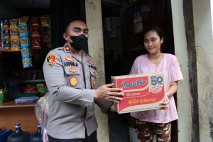 Read more about the article Wujud Kepedulian, Polisi Di Jakarta Barat Beri Motivasi dan Bantuan Keluarga Korban Anak Gagal Ginjal