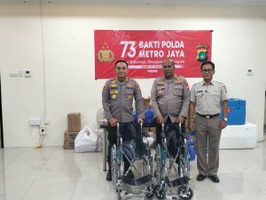 Read more about the article 73 Tahun Bakti Polda Metro Jaya, Polres Metro Jakarta Barat Gelar Donor Darah dan Berikan Kursi Roda