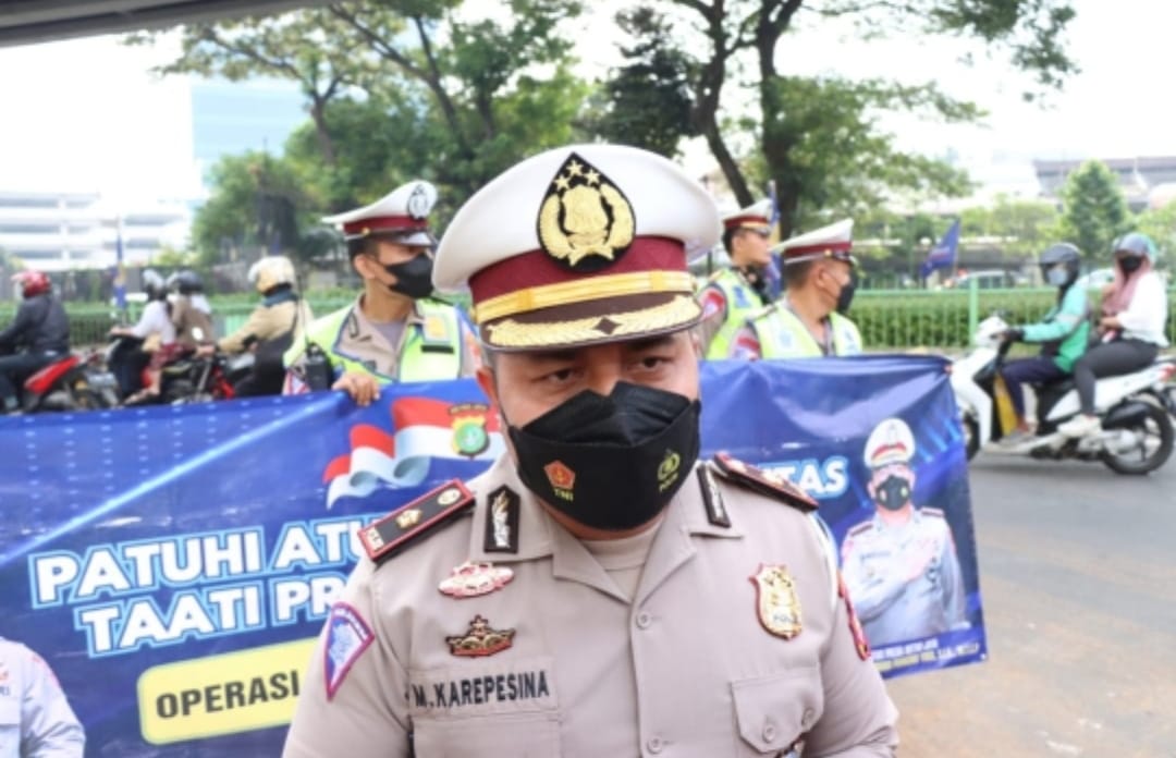 Read more about the article Sigap, Cegah Lakalantas Personel Satlantas Jakarta Barat Bersihkan Tumpahan Oli Disekitar TL Grogol