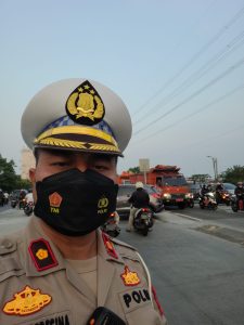 Read more about the article Cegah Lakalantas, Personel Satlantas Jakarta Barat Sapu Tumpahan Kerikil Di TL Grogol
