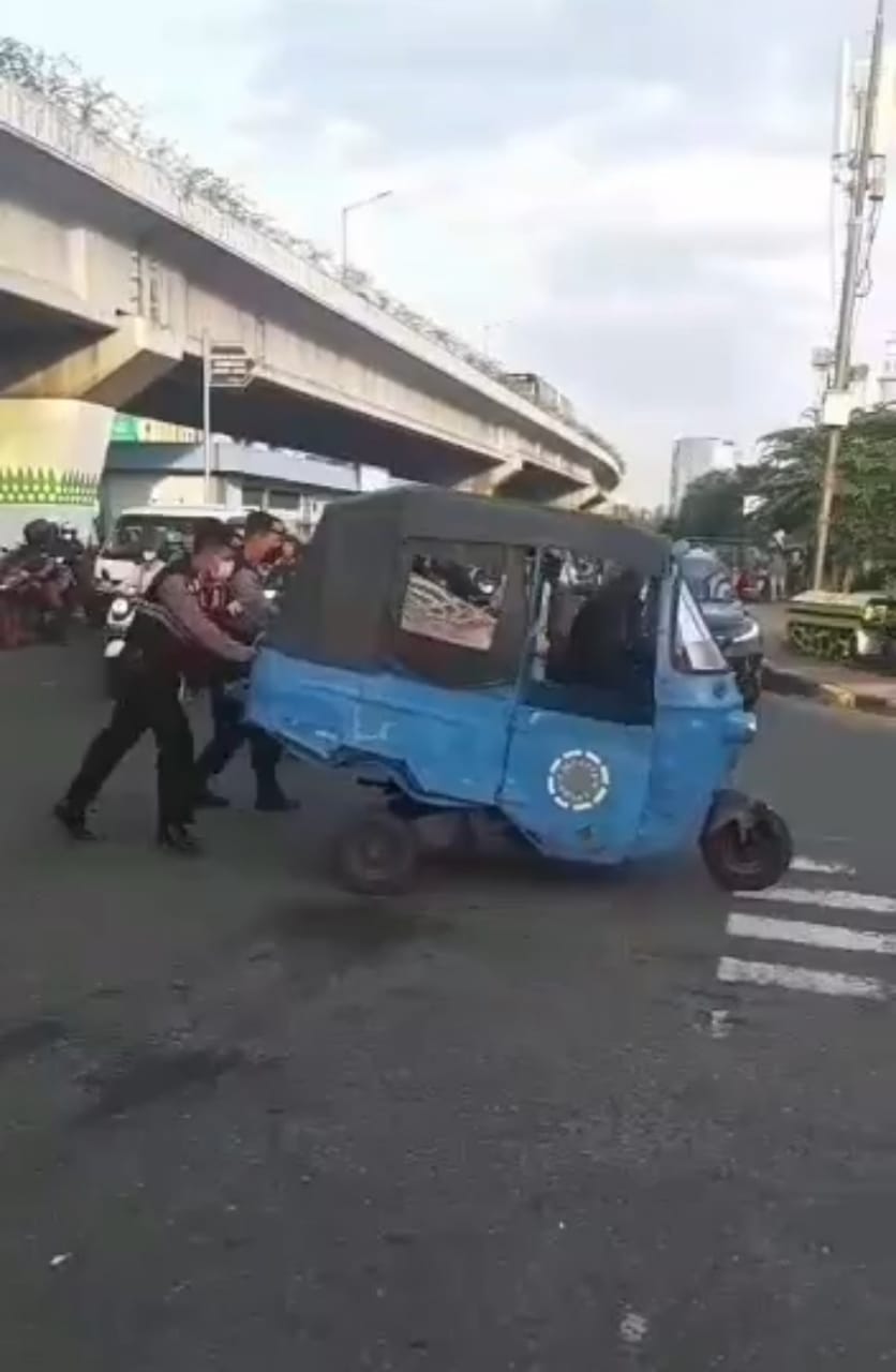 You are currently viewing Antisipasi Kemacetan, Personel Samapta Polres metro jakarta barat Sigap Bantu Dorong Bajaj Yang Mogok Di Traffic Light Green Garden