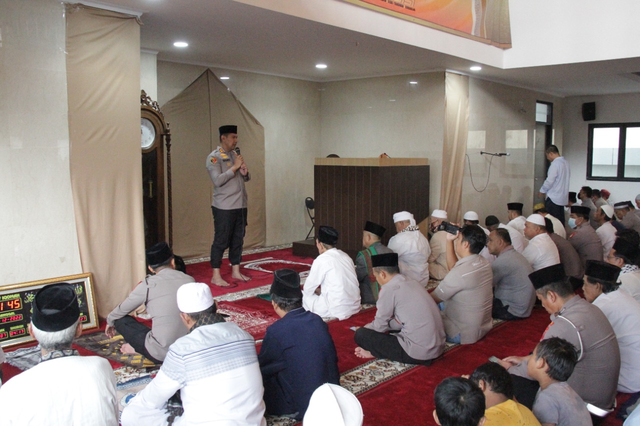 You are currently viewing Jelang Akhir Tahun 2022 dan Sambut Tahun baru 2023, Polres Metro Jakarta Barat Gelar Khotmil Quran dan Doa Bersama