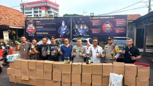 Read more about the article Respon Informasi Polisi RW, Polsek Palmerah Sita Ratusan Botol Miras Jelang Ramadhan 1444h