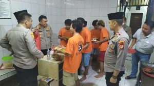 Read more about the article Momen Hari Raya Idul fitri 1444h, Polsek Tanjung Duren Rayakan Bersama Para Tahanan
