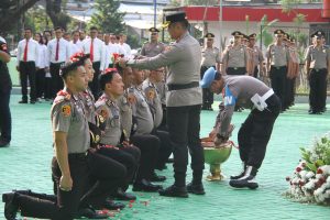 Read more about the article Momen Hari Bhayangkara Ke 77, Sebanyak 48 Personel Polres Metro Jakarta Barat Mendapatkan Kenaikan Pangkat Setingkat Lebih Tinggi dan 120 Anggota Terima Penghargaan
