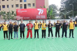 Read more about the article Kapolres Metro Jakarta Barat Serahkan Piala Dan Piagam Perlombaan Hari Bhayangkara Ke 77, Ini Daftarnya
